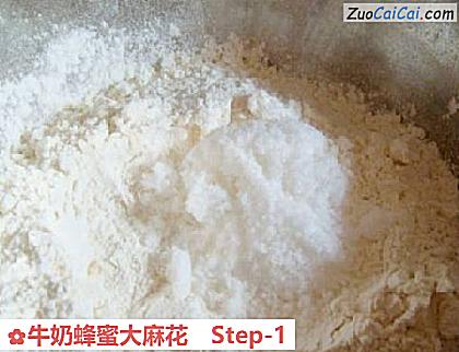 牛奶蜂蜜大麻花做法第一步骤