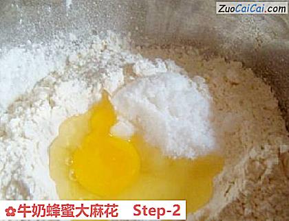 牛奶蜂蜜大麻花做法第二步骤