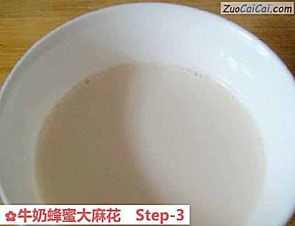 牛奶蜂蜜大麻花做法第三步骤