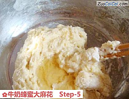 牛奶蜂蜜大麻花做法第五步骤