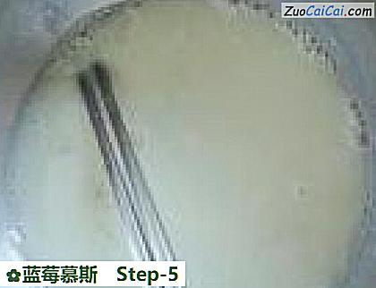 蓝莓慕斯做法第五步骤