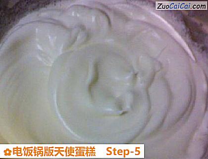 电饭锅版天使蛋糕做法第五步骤