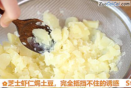 芝士虾仁焗土豆做法第三步骤