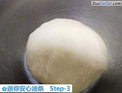 迷你安心油条做法第三步骤