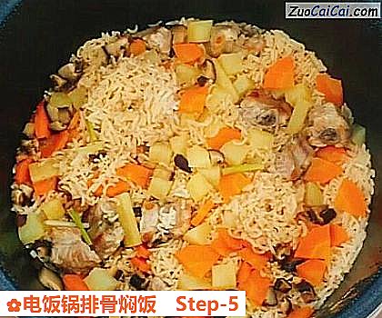 电饭锅排骨焖饭做法第五步骤