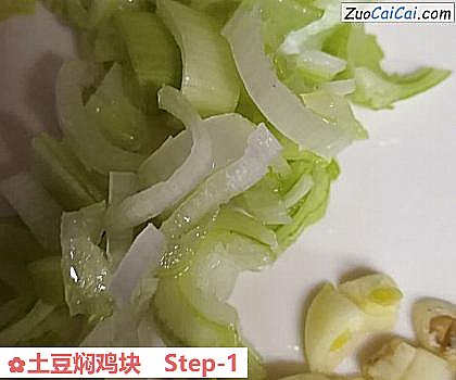 土豆焖鸡块做法第一步骤