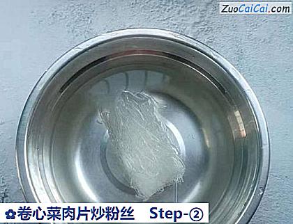 卷心菜肉片炒粉丝做法第二步骤