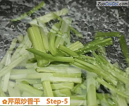 芹菜炒香干做法第五步骤