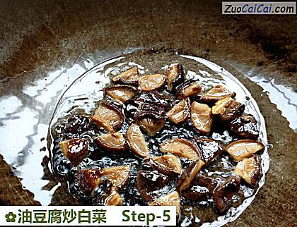 油豆腐炒白菜做法第五步骤
