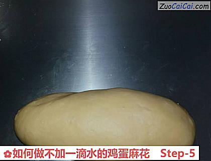 如何做不加一滴水的鸡蛋麻花做法第五步骤
