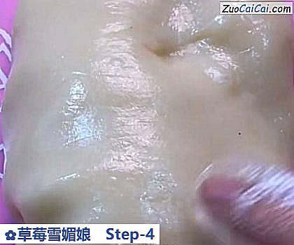 草莓雪媚娘做法第四步骤