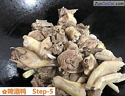 啤酒鸭做法第五步骤