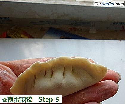 抱蛋煎饺做法第五步骤