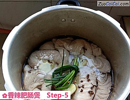 香辣肥肠煲做法第五步骤