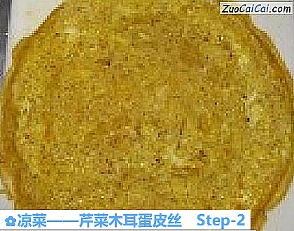 芹菜木耳蛋皮丝做法第二步骤