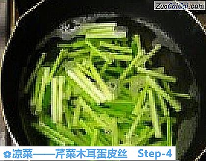 芹菜木耳蛋皮丝做法第四步骤