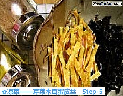 芹菜木耳蛋皮丝做法第五步骤