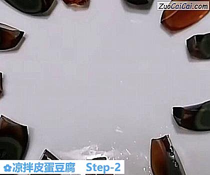 凉拌皮蛋豆腐做法第二步骤