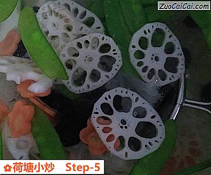 荷塘小炒做法第五步骤