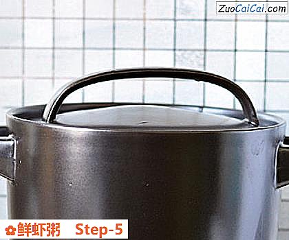 鲜虾粥做法第五步骤