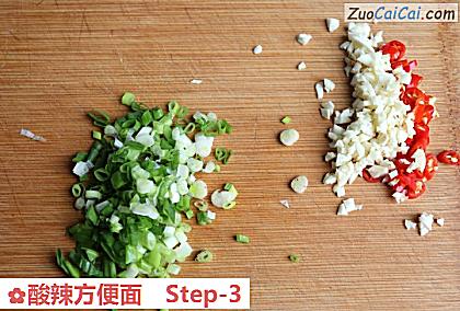 酸辣方便面做法第三步骤