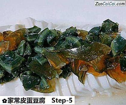 家常皮蛋豆腐做法第五步骤