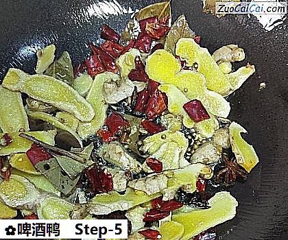 啤酒鸭做法第五步骤