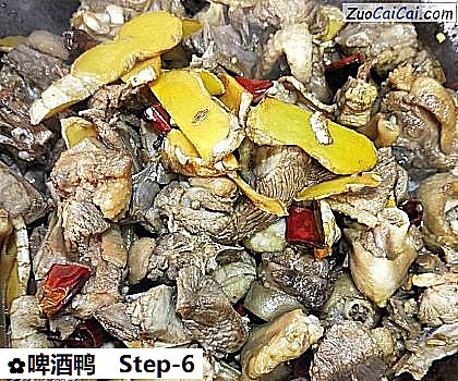 啤酒鸭做法第六步骤