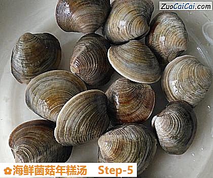 海鲜菌菇年糕汤做法第五步骤