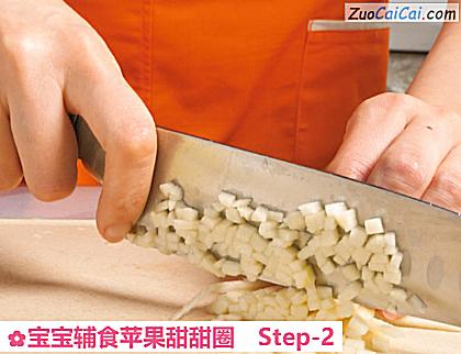 宝宝辅食苹果甜甜圈做法第二步骤