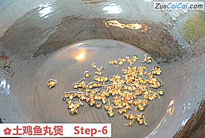 土鸡鱼丸煲做法第六步骤