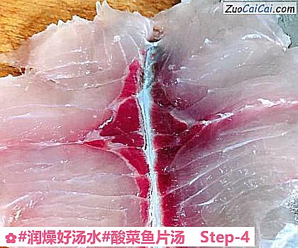 酸菜鱼片汤做法第四步骤