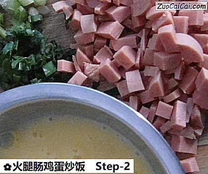 火腿肠鸡蛋炒饭做法第二步骤
