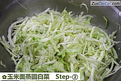 玉米面蒸圆白菜做法第二步骤