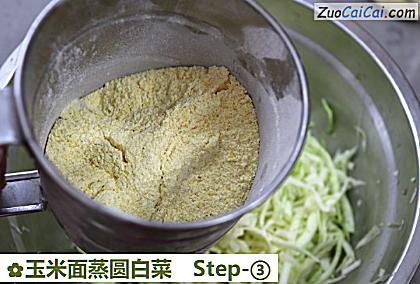 玉米面蒸圆白菜做法第三步骤