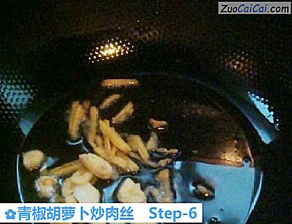 青椒胡萝卜炒肉丝做法第六步骤