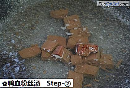 鸭血粉丝汤做法第二步骤