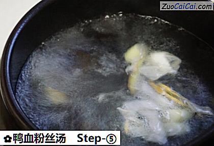 鸭血粉丝汤做法第五步骤