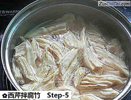 西芹拌腐竹做法第五步骤