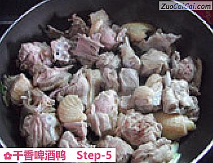干香啤酒鸭做法第五步骤