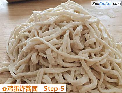 鸡蛋炸酱面做法第五步骤