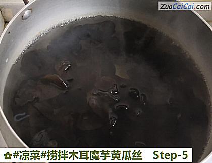 捞拌木耳魔芋黄瓜丝做法第五步骤