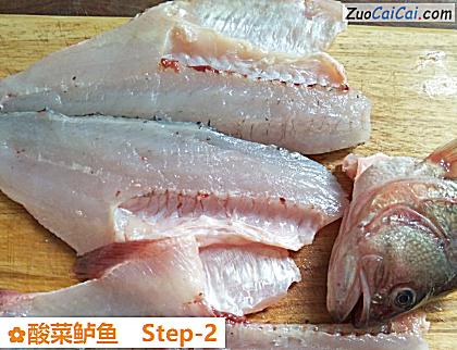 酸菜鲈鱼做法第二步骤