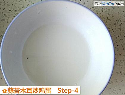 蒜苔木耳炒鸡蛋做法第四步骤