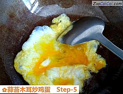 蒜苔木耳炒鸡蛋做法第五步骤