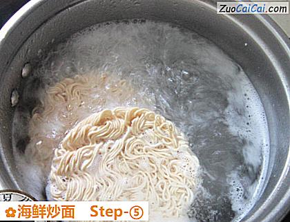 海鲜炒面做法第五步骤