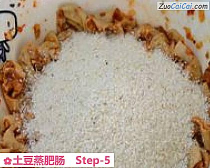 土豆蒸肥肠做法第五步骤