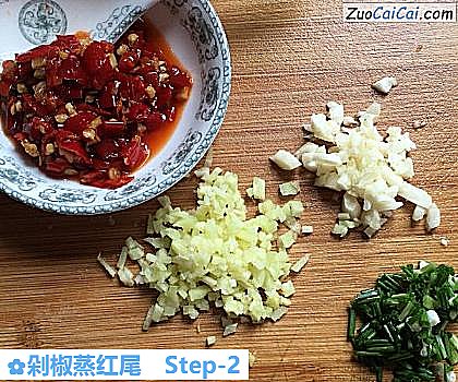 剁椒蒸红尾做法第二步骤