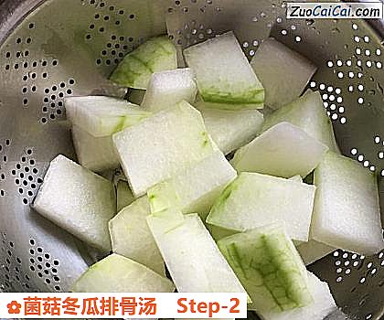 菌菇冬瓜排骨汤做法第二步骤