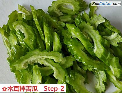 木耳拌苦瓜做法第二步骤